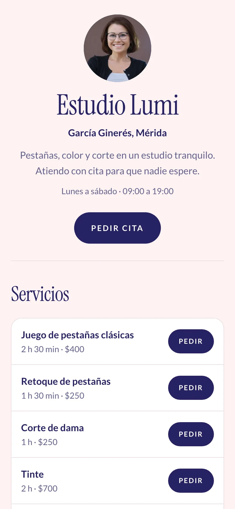 Vitrina pública de un estudio con servicios, precios y botón para pedir cita