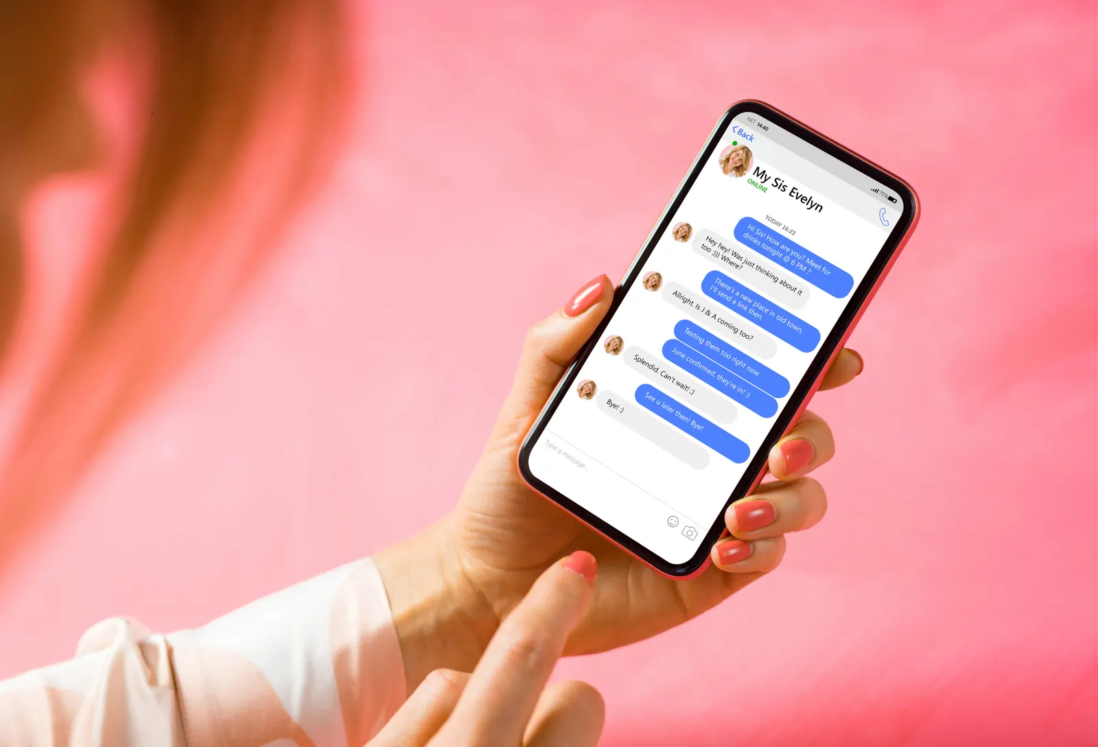 Mano sosteniendo un teléfono con una conversación abierta